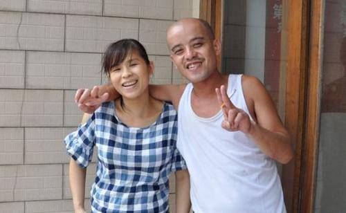 在自己的收入入不敷出时,冯加六频繁联系经纪公司