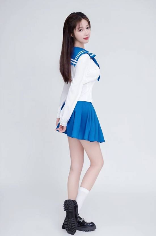 00后女歌手昆霓清纯写真完美诠释甜美佛系少女