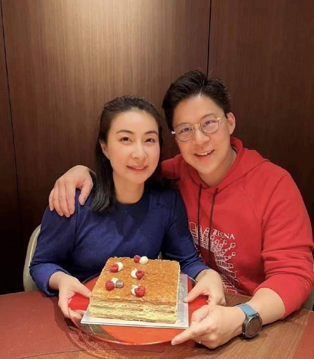 原创40岁郭晶晶罕穿汉服造型清纯气质佳获众人簇拥霍启刚却被忽视
