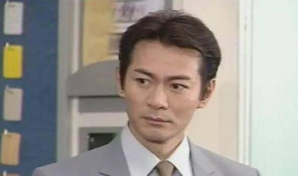 江华是剧中饰演从清朝穿越到现代社会的雍正,凭借该剧"万千星辉颁奖