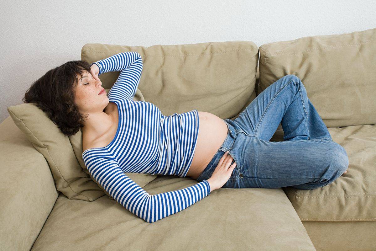 孕晚期睡姿很讲究,这两种睡姿,对孕妇和胎儿非常危险,你别犯傻
