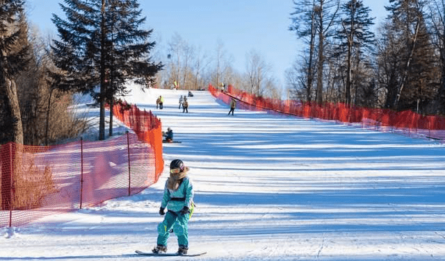 长白山北坡只有一个雪道的红松王滑雪场,是滑雪季新手的冰雪乐园_赛道