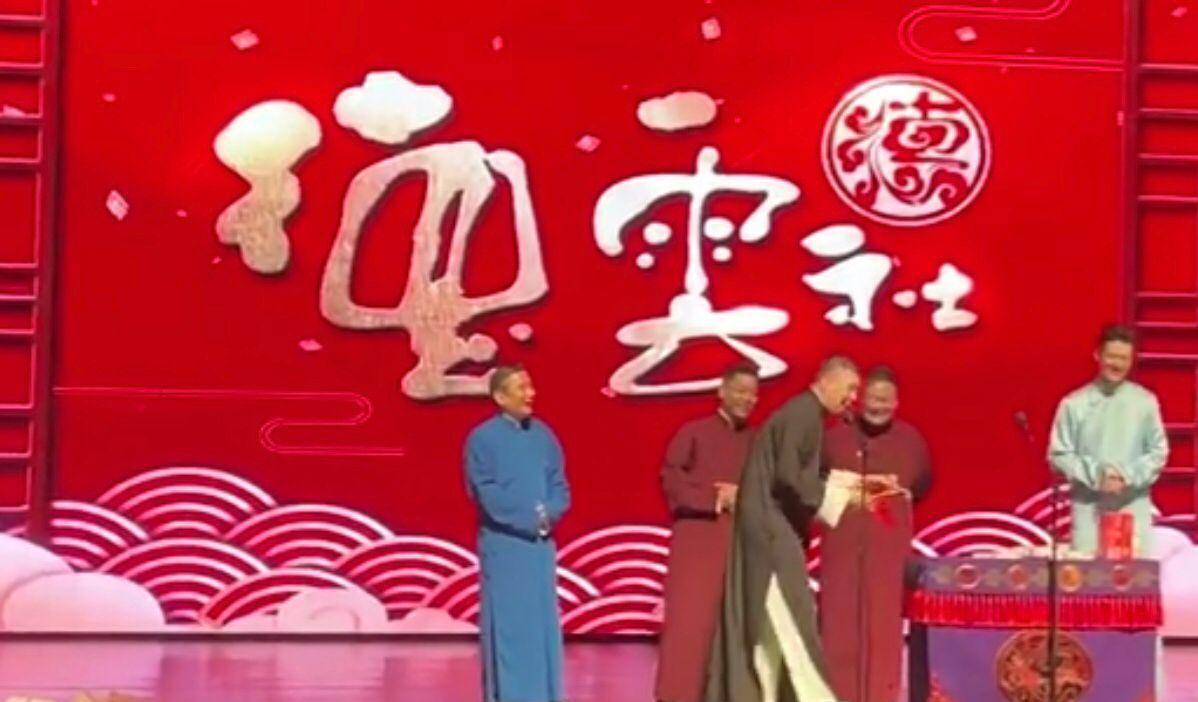 李云天搭档史爱东演唱的时候,李云天还没有调整过来,板的节奏也是乱的