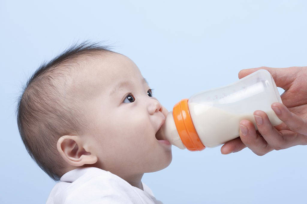 5个月宝宝喝奶粉,经常便秘哭闹不休,皆因奶奶的一个错误动作