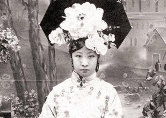 他的曾祖父是道光皇帝,祖母叶赫那拉·婉贞是慈禧的亲妹妹,父亲载沣又