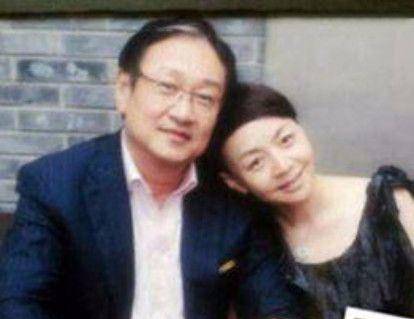 原创宋丹丹与三婚老公出游被拍曾相识28天就结婚22年恩爱如初
