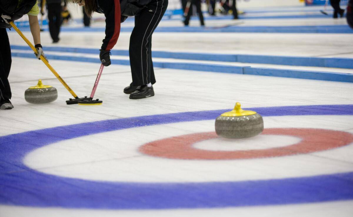 broom,冰壶刷可以用curling stones冰壶比赛的"壶"叫冰壶运动也被称作