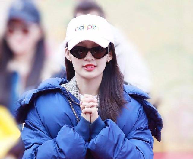 李沁又有新剧了现身开机现场正常穿羽绒服超有女神范