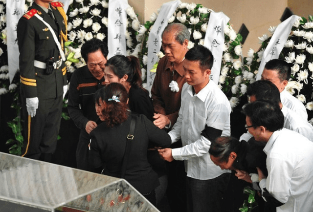 军人郑益龙跳江救人不幸牺牲妻子8年未改嫁被特招入伍