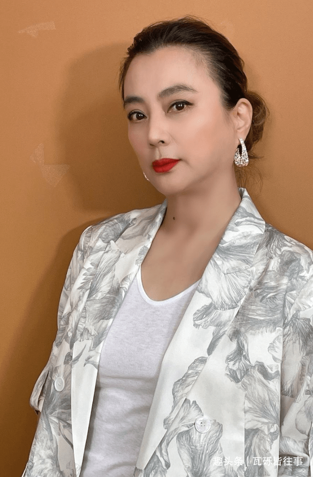 58岁李玲玉晒近照透视t恤搭西装艳丽四射不输小9岁尤泓斐
