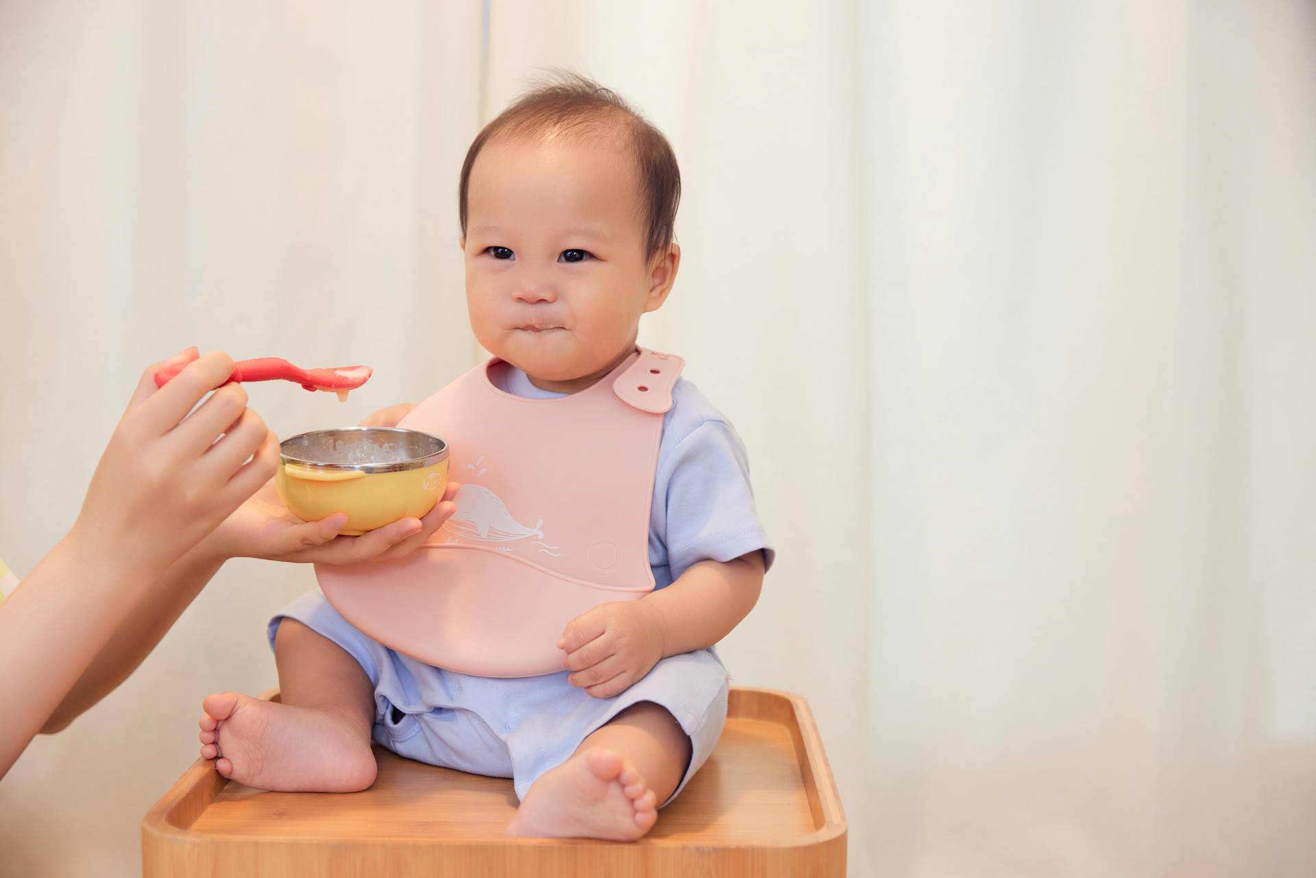 孩子在一岁前主要食物为奶和米粉,宝宝学说话后,妈妈后悔莫及