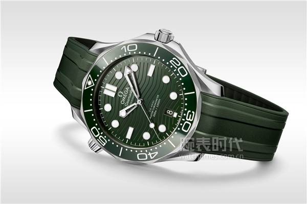 欧米茄推出绿色海马300米潜水表公价4万出头能干过绿水鬼吗