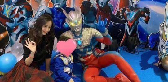 baby夫妇合体为小海绵庆生教主cos造型雷人邓超也跟着凑热闹