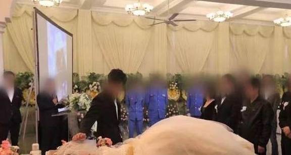 大连男子殡仪馆娶亡妻丈母娘犀利发问1年了你想何时将她下葬