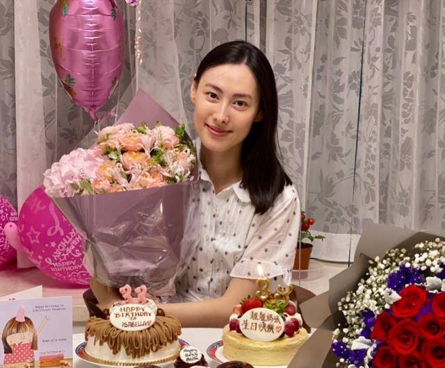在一起两年后,梁洛施于2009年未婚诞下大儿子,隔年又生了一对双胞胎