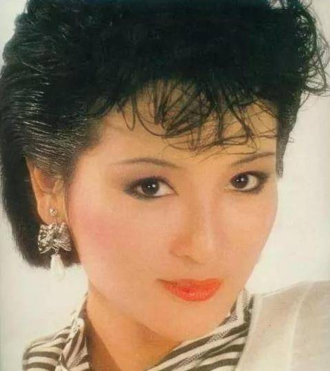 22岁选美夺冠,70年代农民月入6元,大15岁谢贤却为