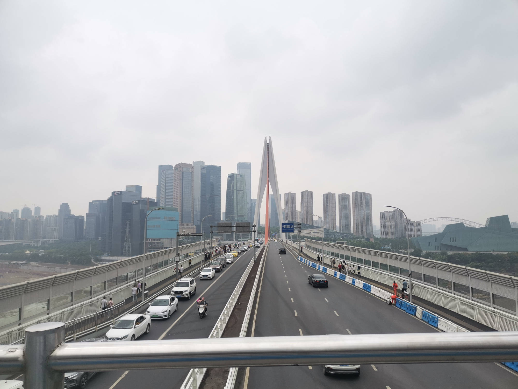重庆最憋屈的跨江大桥，地处商业景区核心地带，壮观宏伟却被忽略