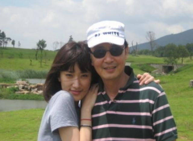 如今的侯长荣已经60岁了,虽容颜亦老去,但还是能看到当年清秀帅气的