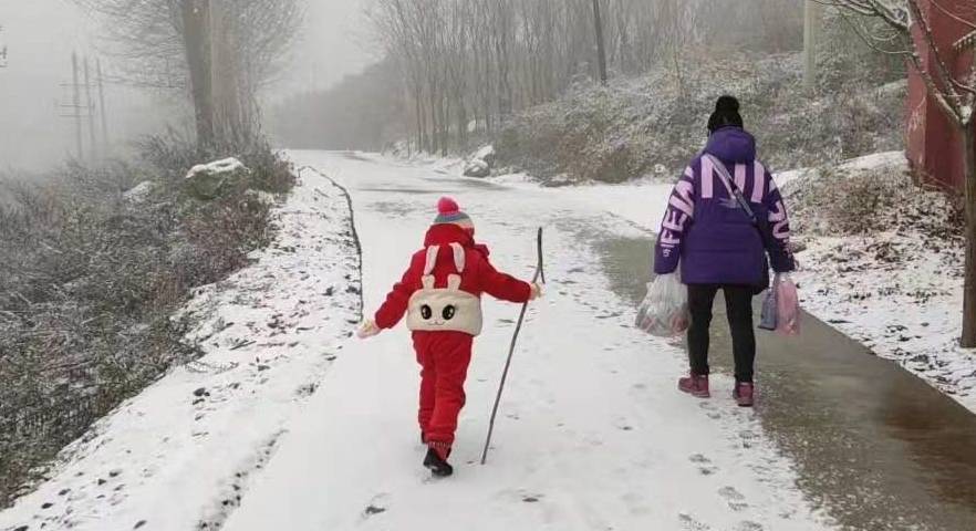 西安终南山下大雪了,一家3口徒步进山赏雪,6岁女儿