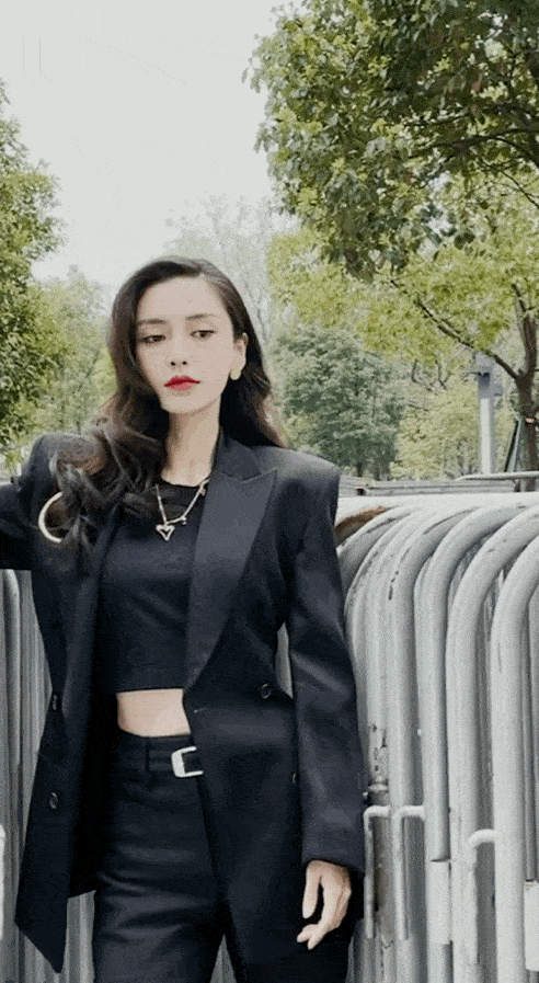 杨颖穿西装酷飒十足可甜可盐宝藏女孩无疑