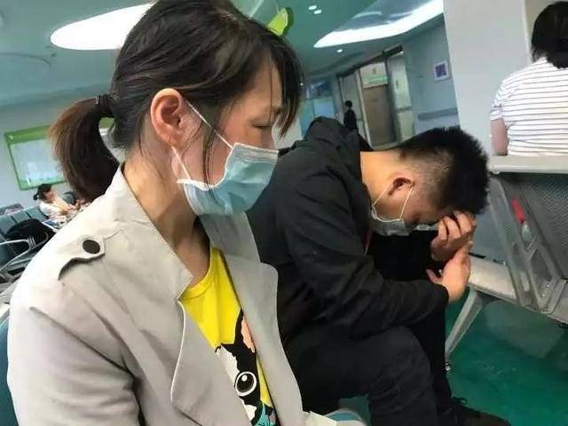 大三女学生宿舍产子让人惊讶,顺产9斤宝宝,竟不是第一胎了