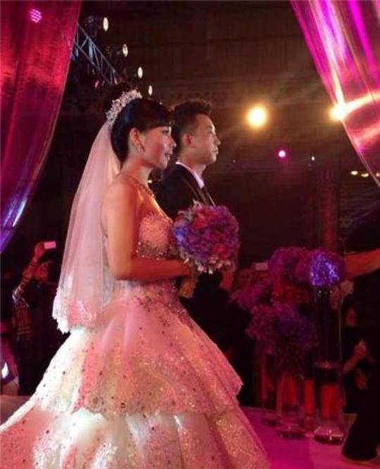 原创李飞妻子是王二妮守护妻子22年甘愿做个默默无闻的家庭煮男