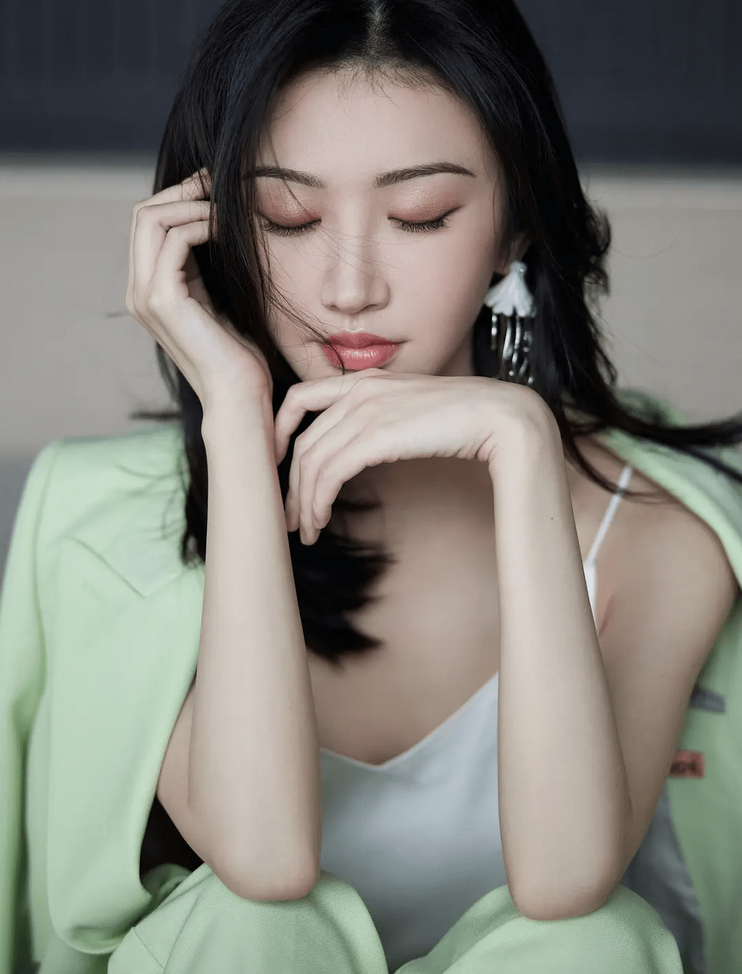 一个娱乐圈知名女星,一个体育界奥运冠军,两个看似毫无交集的人突然