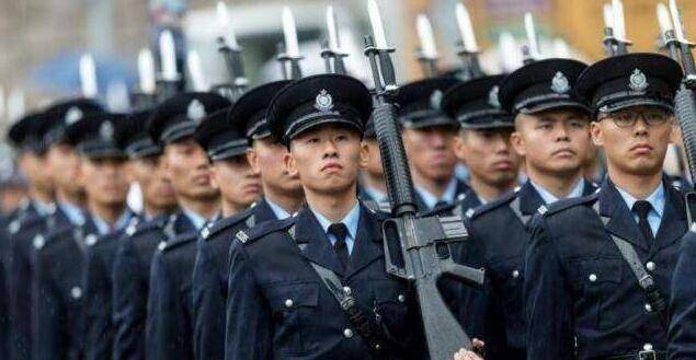 "其实,虽然加上了皇家称号,但英国王室根本无法管理和调动香港警察