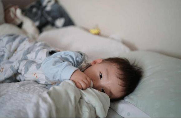 抱睡、奶睡、躺睡哪种对宝宝最好？别只图方便,娃的发育最重要