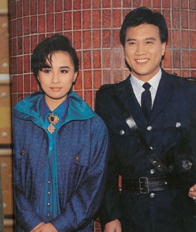1986年,万梓良,郑裕玲主演的《流氓大亨》,一播出来就赢得了很多人的