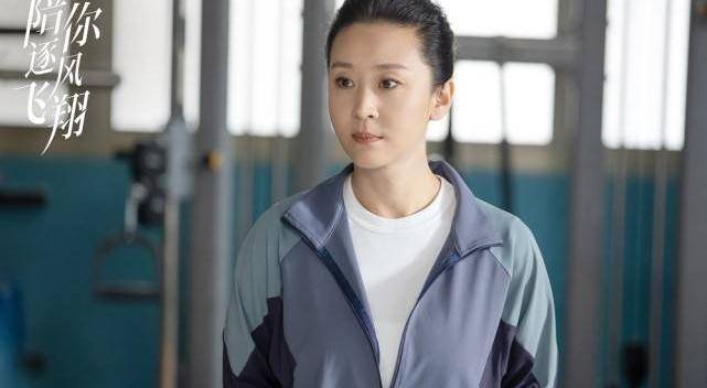 《陪你逐风飞翔》是苗圃首次出演青春偶像剧,从业数十年,她表示从不给