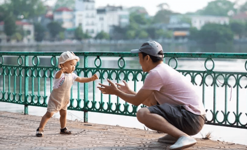 孩子摔倒后,为啥大人越哄越哭？了解原因后,妈妈学会狠心忽视