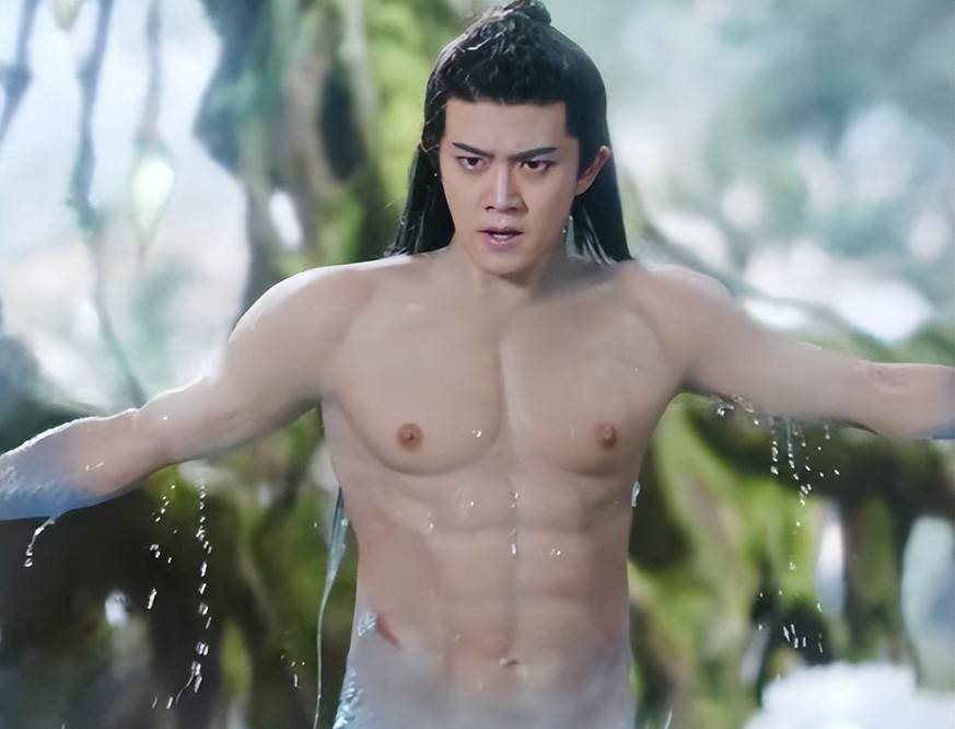 还记得去年《驭鲛记》(后改名为《与君初相识》)发布预告片,任嘉伦