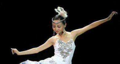 两岁成聋哑人,因春晚爆红,被富商苦追8年嫁高材生,现生活美满_邰丽华
