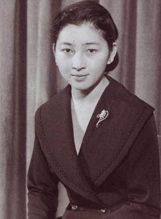 条消息,立即把对自身危机的关注引走了:皇太子明仁要与正田美智子订婚