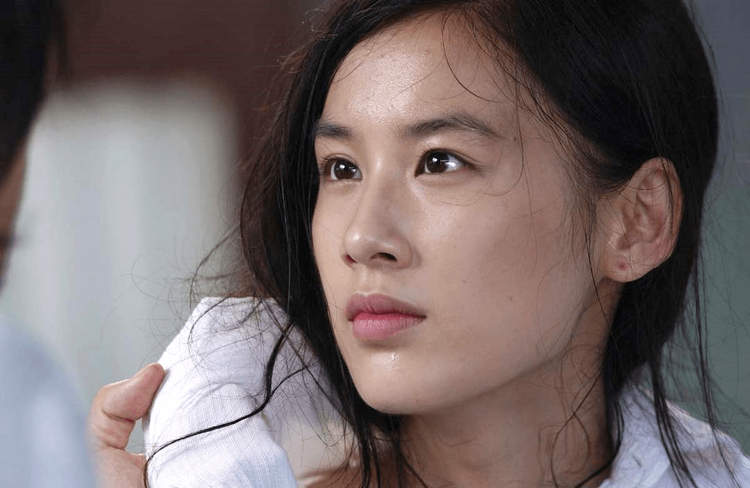 眼如铜铃,双眼呆滞,娱乐圈美女的抠脚演技,跟哪个导演学的?