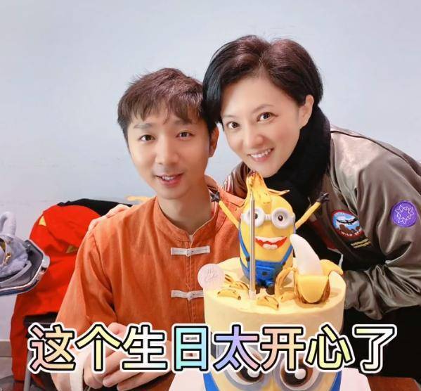 41岁金铭外套近万元,已有白发眼纹明显,和陈佩斯儿子