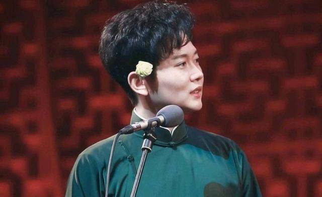 良堂信约:狐狸右耳尖缺了一块,那是他幼年时咬的
