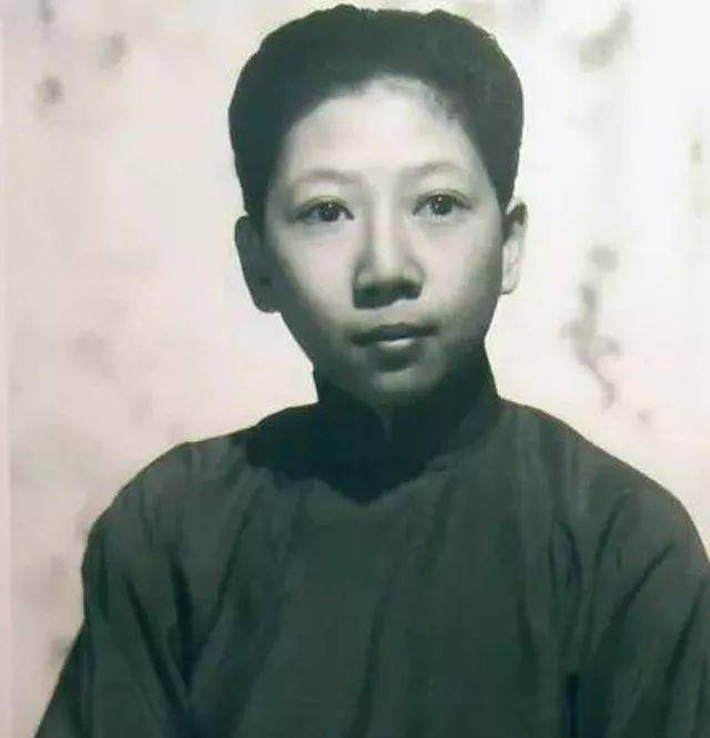 一位富家小姐,非常迷恋女色,第一次约会失败后,决定