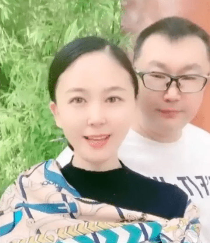 的主题也是关于生孩子的,很多网友结合资料推测,认为尹相杰老婆怀孕了