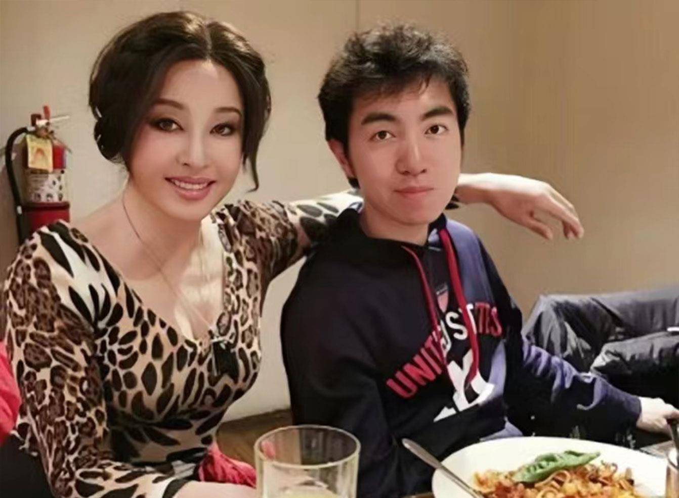 刘晓庆:四段婚姻没孩子,把外甥当儿子养了半生,晚年靠他支撑_陈国军