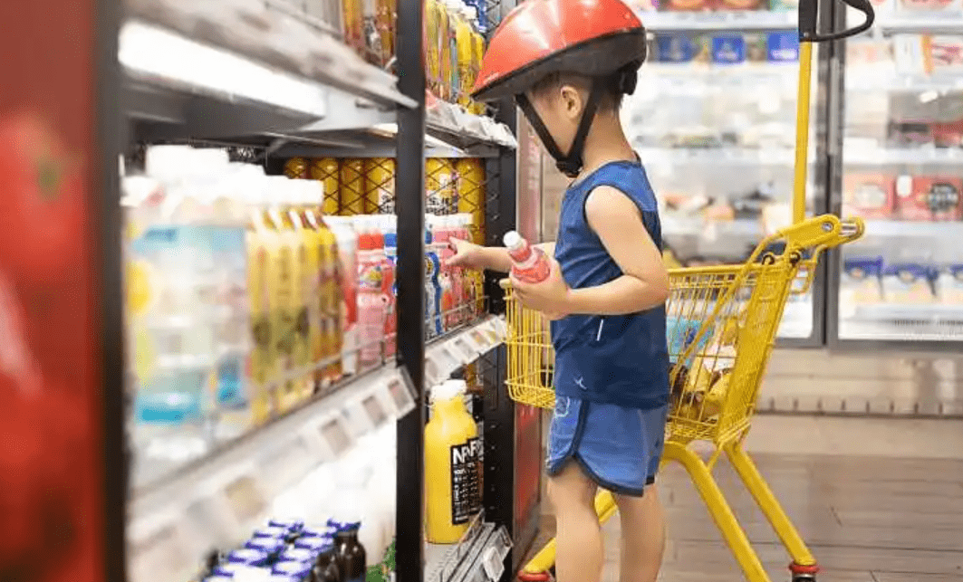 孩子逛超市口渴拿水就喝,拿空瓶付款被索賠,媽媽的處理很高明