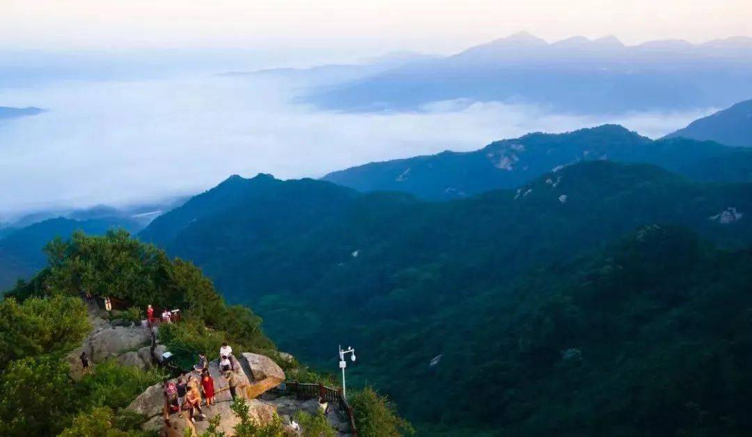 除了可以观赏到浩瀚震撼的云海奇观,在报晓峰顶峰等日出观日落也是个