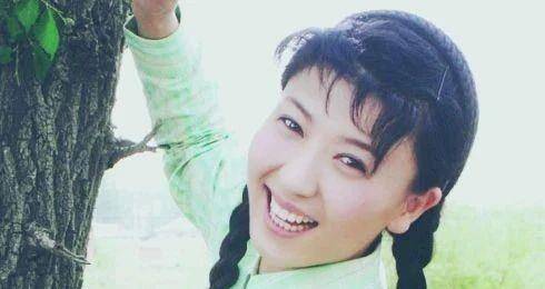 原创山杏闫学晶嫁二婚富豪老公当后妈如今45岁生二胎很幸福