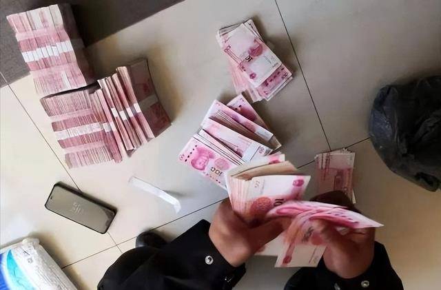 纪实:借6000块还80万,网贷公司叫嚣:有本事抓我,结果被一锅端_李杰