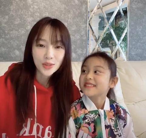 李小璐为甜馨遮风挡雨,而在甜馨心里,李小璐是永远的超人妈妈,是她