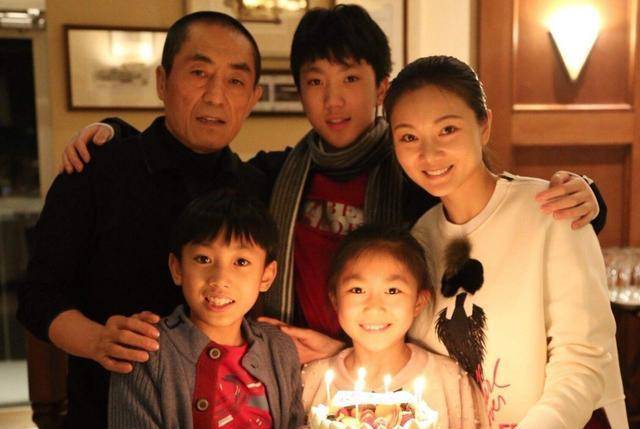 70岁张艺谋为19岁长子庆生,张壹男和同父异母姐姐追随老爸当导演_张末
