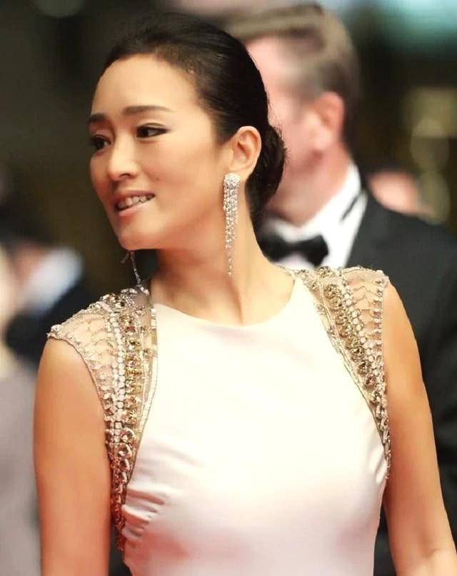 原创被54岁巩俐美到漆面外套加半裙美回30岁红毯未修图却显老