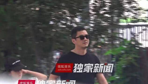 李亚鹏则紧随在女儿身旁,戴着墨镜,一身黑色系搭配,挺身材向前的姿势