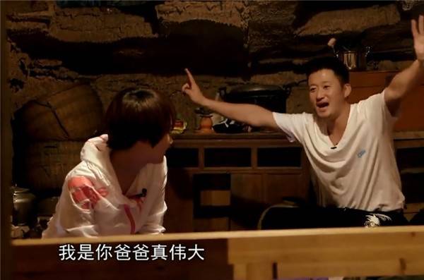 吴京大家都非常了解了,以前是一个功夫演员,后来担任导演拍摄的《战狼